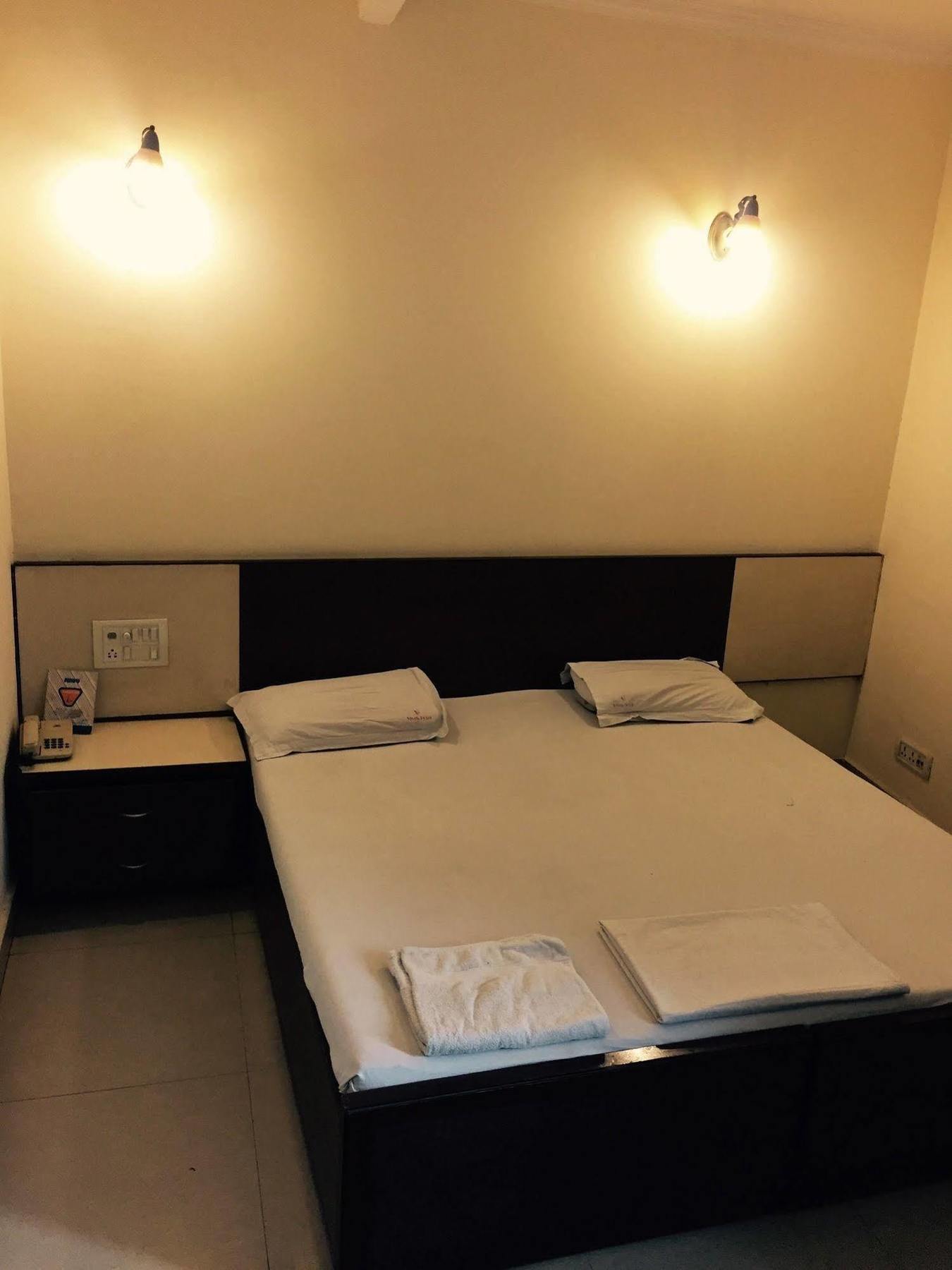 Vivek Hotel นิวเดลี ภายนอก รูปภาพ