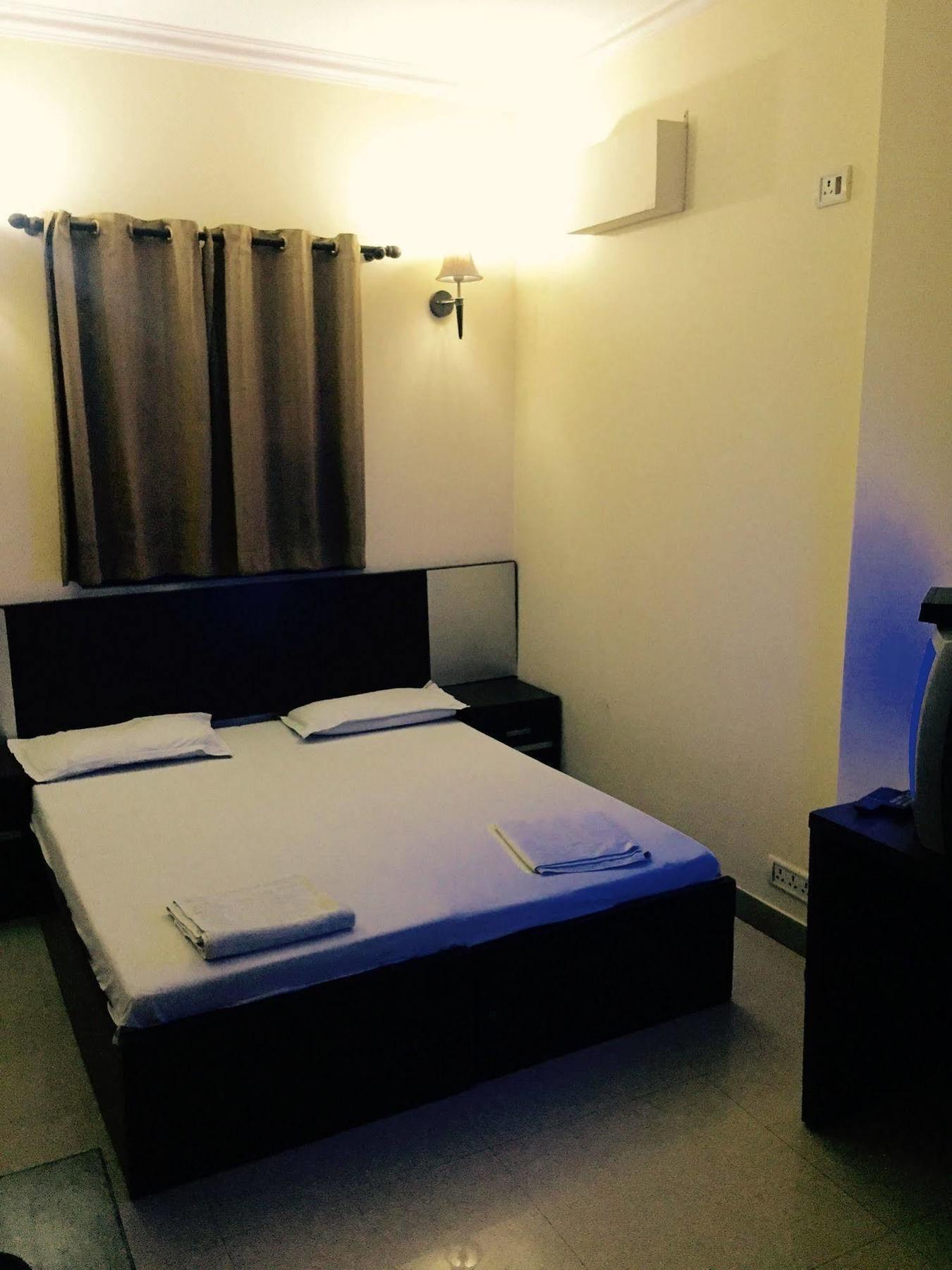 Vivek Hotel นิวเดลี ภายนอก รูปภาพ